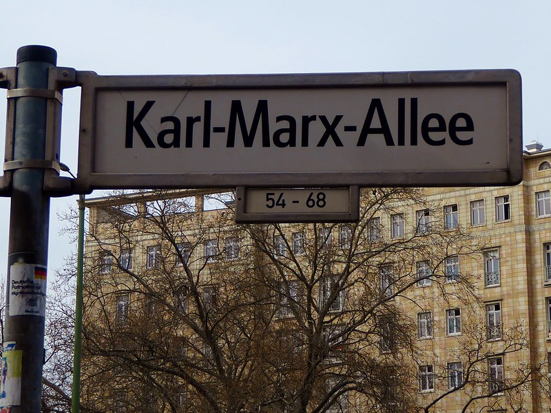 Karl-Marx-Allee<br/>© <a href="https://flickr.com/people/51689289@N07" target="_blank" rel="nofollow">51689289@N07</a> (<a href="https://flickr.com/photo.gne?id=52512946353" target="_blank" rel="nofollow">Flickr</a>)