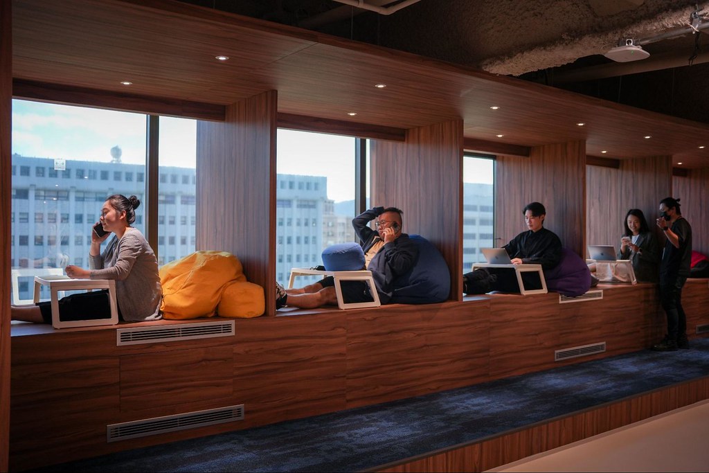 圖 3：SHOPLINE 全新台灣辦公室跳脫員工既有座位框架，設有站立區、窗邊懶人沙發區、電話亭獨立區等多元空間規劃，員工可依據不同工作狀態及需求選擇適合的辦公區域