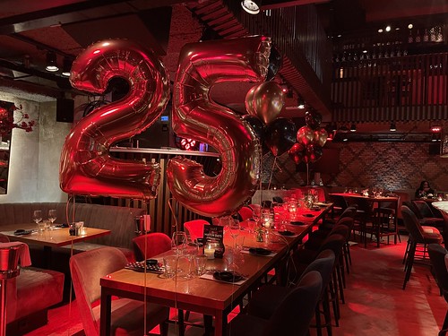 Foilballoon Number 25 Table Decoration 6 balloons Birthday Cafe in the City Rotterdam