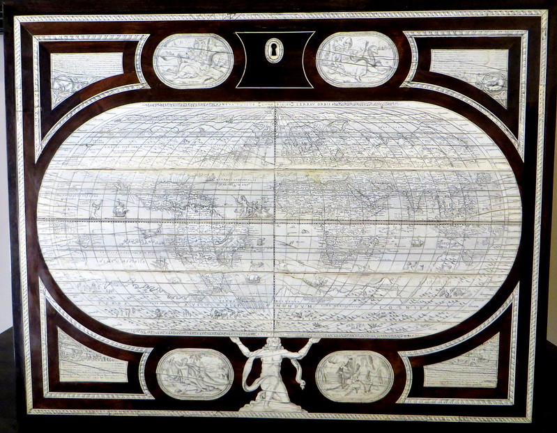 Secrétaire, début XVIIe siècle, Musée San Martino, chartreuse San Martino, Vomero, Naples, Campanie, Italie.<br/>© <a href="https://flickr.com/people/50879678@N03" target="_blank" rel="nofollow">50879678@N03</a> (<a href="https://flickr.com/photo.gne?id=52520946893" target="_blank" rel="nofollow">Flickr</a>)