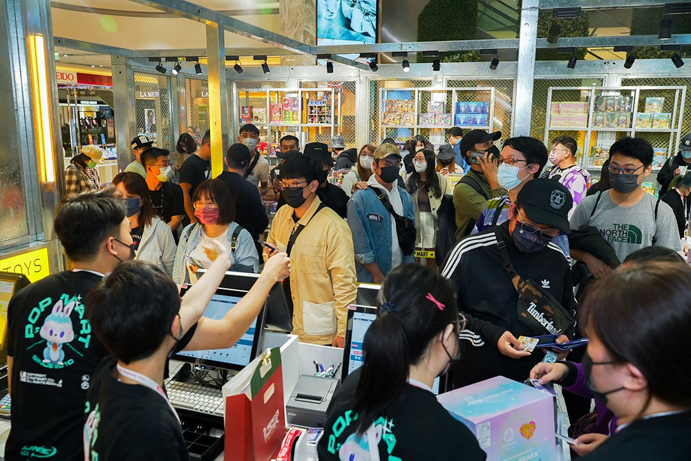 POP-MART台南南紡店開幕首日吸引超過千位「娃友」熱烈響應。