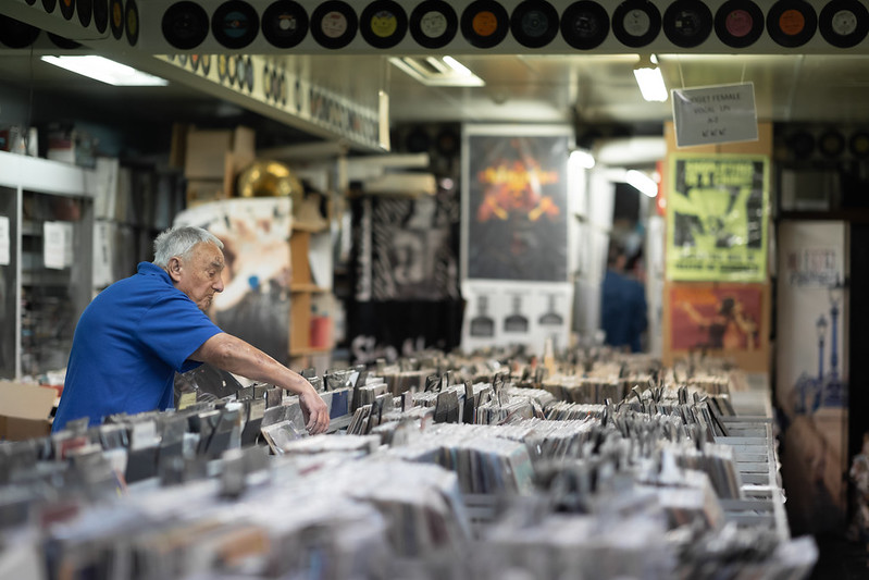 Old mate Larry sifting through the vinyl<br/>© <a href="https://flickr.com/people/98292463@N00" target="_blank" rel="nofollow">98292463@N00</a> (<a href="https://flickr.com/photo.gne?id=52540495457" target="_blank" rel="nofollow">Flickr</a>)