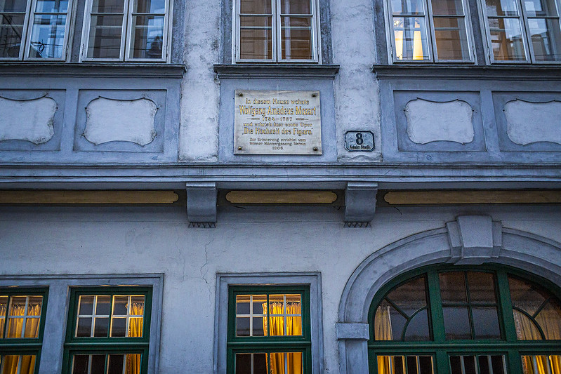 20221203_F0001: Viennese Mozart house plaque<br/>© <a href="https://flickr.com/people/47061356@N02" target="_blank" rel="nofollow">47061356@N02</a> (<a href="https://flickr.com/photo.gne?id=52540579221" target="_blank" rel="nofollow">Flickr</a>)