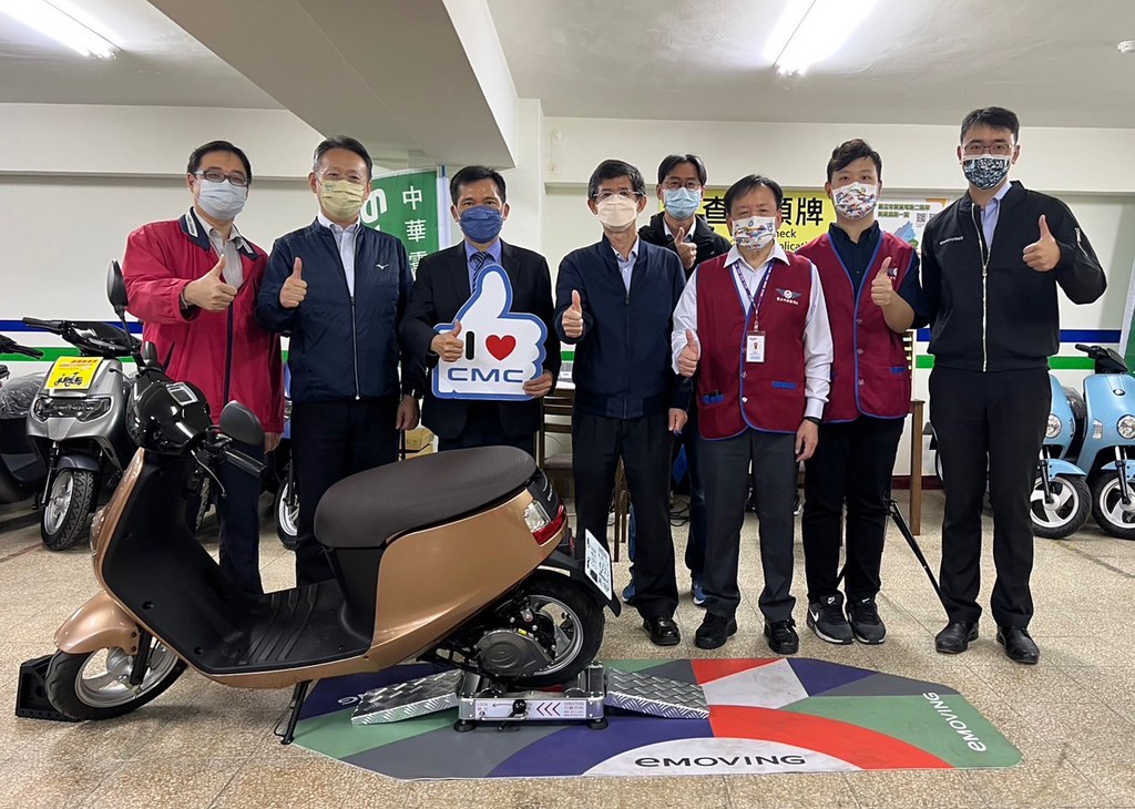 公路總局、台北監理所及中華eMOVING共同協助微型電動二輪車新舊車主領牌
