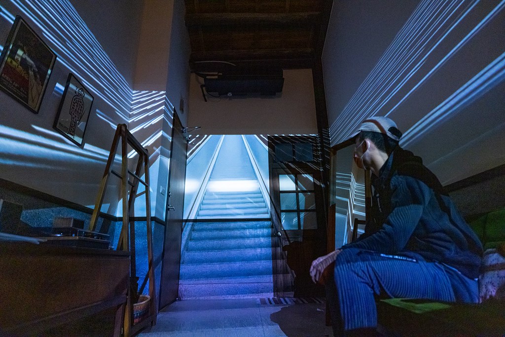 【新聞照片5】2022大稻埕國際藝術節運用ViewSonic LED智慧微型投影機，將藝術家作品放大投射於牆面並結合現場音源，讓觀展者與空間有更多互動。