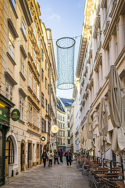 20221205_F0001: Narrow Viennese alley<br/>© <a href="https://flickr.com/people/47061356@N02" target="_blank" rel="nofollow">47061356@N02</a> (<a href="https://flickr.com/photo.gne?id=52545630584" target="_blank" rel="nofollow">Flickr</a>)