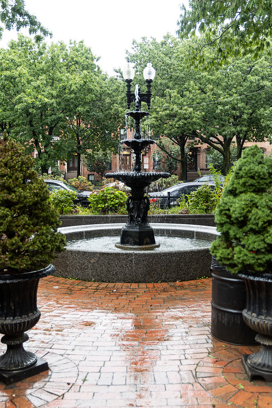 Fountain, Chester Square, South End, Boston, Massachusetts, United States<br/>© <a href="https://flickr.com/people/32132568@N06" target="_blank" rel="nofollow">32132568@N06</a> (<a href="https://flickr.com/photo.gne?id=52547553371" target="_blank" rel="nofollow">Flickr</a>)