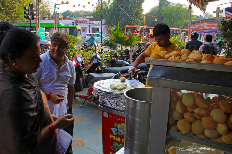 Pani Paneer stand, Delhi<br/>© <a href="https://flickr.com/people/8975511@N07" target="_blank" rel="nofollow">8975511@N07</a> (<a href="https://flickr.com/photo.gne?id=52548291796" target="_blank" rel="nofollow">Flickr</a>)