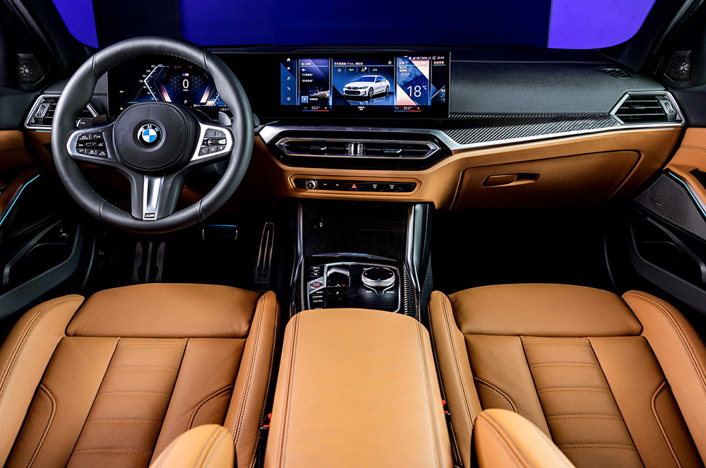 [新聞照片七]-全新BMW-3系列座艙布局以進化作為理念，導入多項頂尖科技配備，包含具未來感的懸浮式曲面螢幕、全新世代BMW-iDrive-8.0使用者互動介面、智慧語音助理2.0及BMW手機數位鑰匙，以頂級科技配備重新定義現代人們對於質感的追求與個人風格的主張