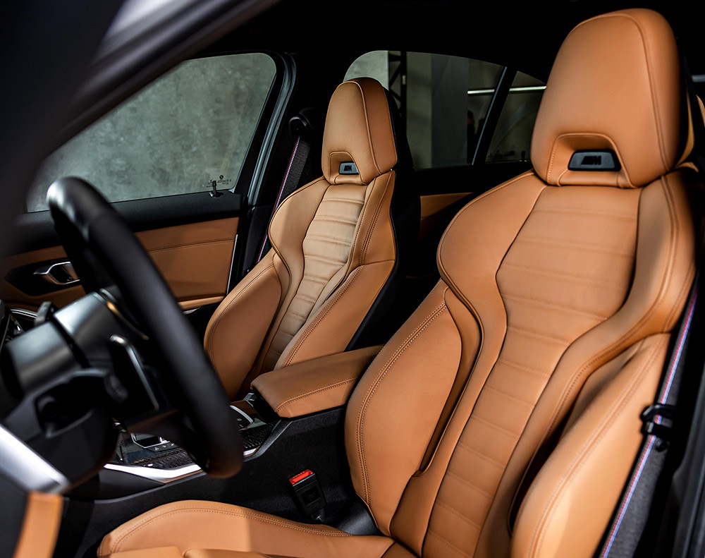 [新聞照片八]-全新BMW-3系列-3系列Touring擁有由極致豪華質感所鋪陳的內裝設計，全面配備豪華型三區恆溫空調、環艙氣氛燈，融合了舒適與動感氛圍，320i-M-Sport與330i-M-Sport更搭載M多功能真皮方向盤(含換檔撥片)、Sensatec皮質儀錶檯、雙前座電動座椅含駕駛座記憶功能與Sensatec透氣皮質跑車座椅，鋪陳豪華質感更提供駕駛及乘客優異的包覆性與支撐性