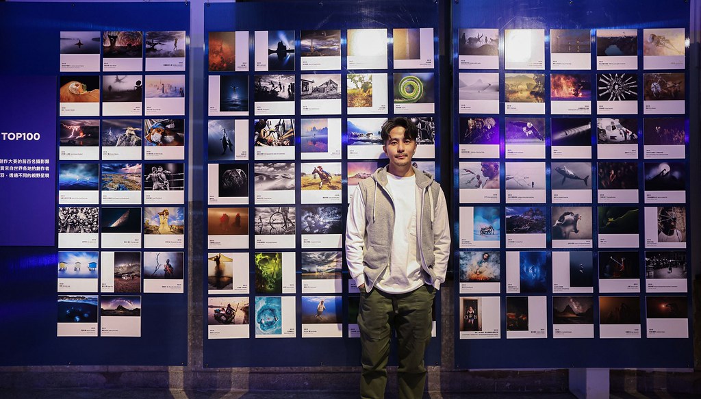 【新聞照片5】知名藝術家郭彥甫出席2022 ColorPro Award 國際視覺藝術暨攝影展，搶先逛展，從畫家視角欣賞百幅攝影與數位創作作品。
