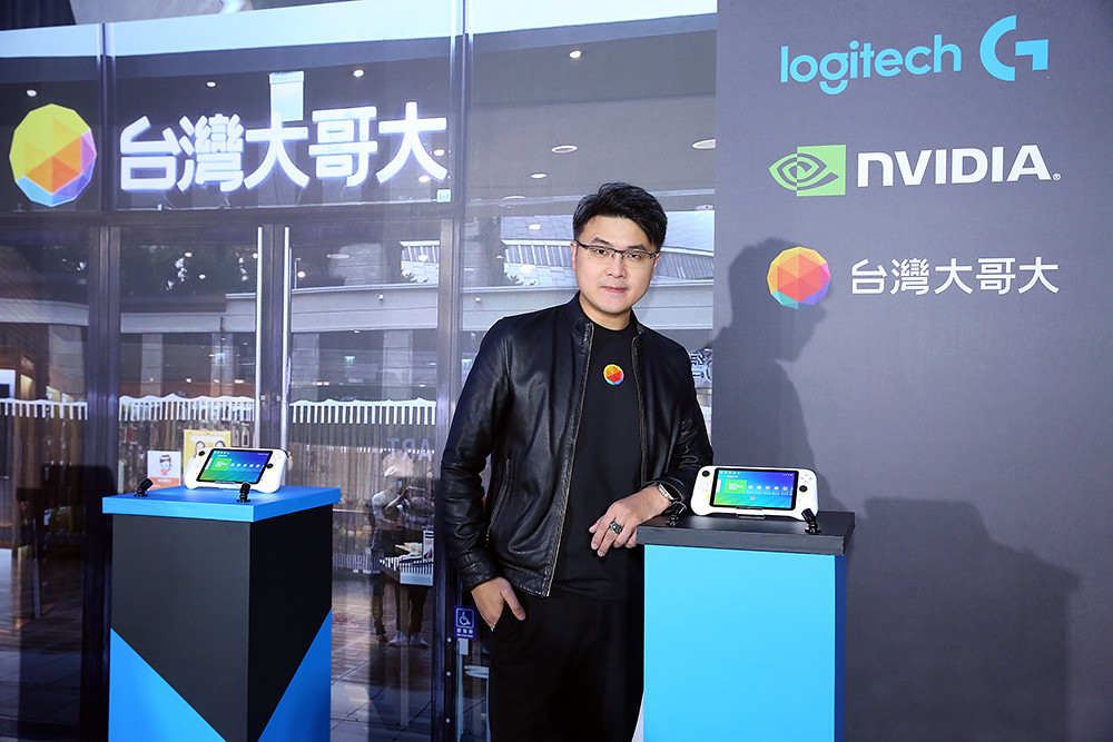 圖說05：台灣大哥大個人用戶事業群副總經理暨商務長林東閔與Logitech-G-CLOUD雲端遊戲掌機合影。