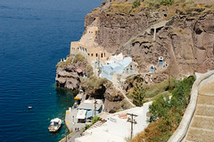 Traditional_cave_houses_at_Mesa_Gialos_-_old_harbour_of_Fira_-_Santorini_-_Greece_-_02