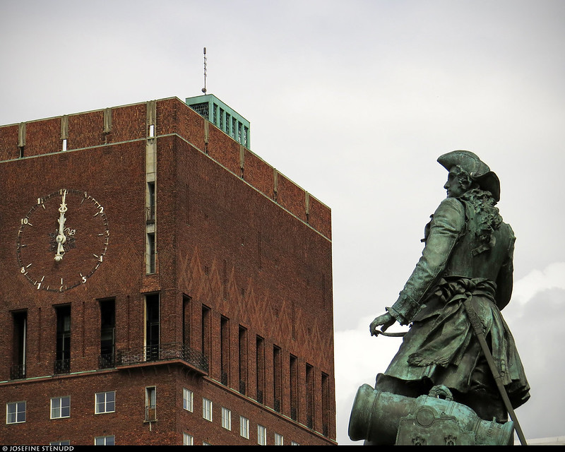 20220522_13 Statue (some Tordenskiöld) & big red brick building in Oslo, Norway<br/>© <a href="https://flickr.com/people/72616463@N00" target="_blank" rel="nofollow">72616463@N00</a> (<a href="https://flickr.com/photo.gne?id=52583448081" target="_blank" rel="nofollow">Flickr</a>)