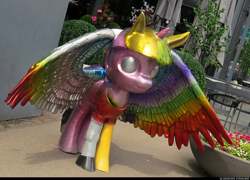 20220522_24 Shiny, rainbow-coloured unicorn-Pegasus in Oslo, Norway<br/>© <a href="https://flickr.com/people/72616463@N00" target="_blank" rel="nofollow">72616463@N00</a> (<a href="https://flickr.com/photo.gne?id=52583886385" target="_blank" rel="nofollow">Flickr</a>)
