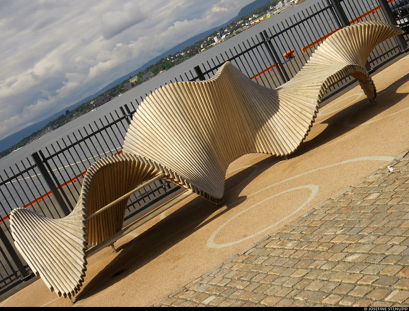 20220522_08 Twisty bench in Oslo, Norway<br/>© <a href="https://flickr.com/people/72616463@N00" target="_blank" rel="nofollow">72616463@N00</a> (<a href="https://flickr.com/photo.gne?id=52583964638" target="_blank" rel="nofollow">Flickr</a>)