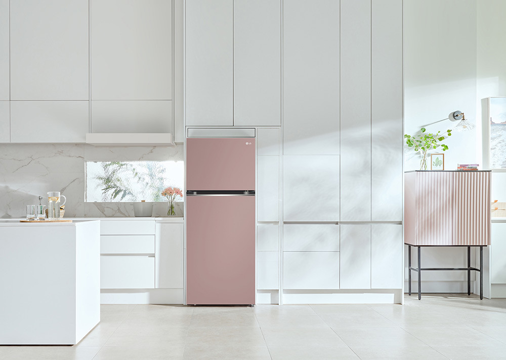 【情境照】LG智慧變頻雙門冰箱紫蘇粉甜美浪漫，為廚房畫龍點睛成為視覺焦點