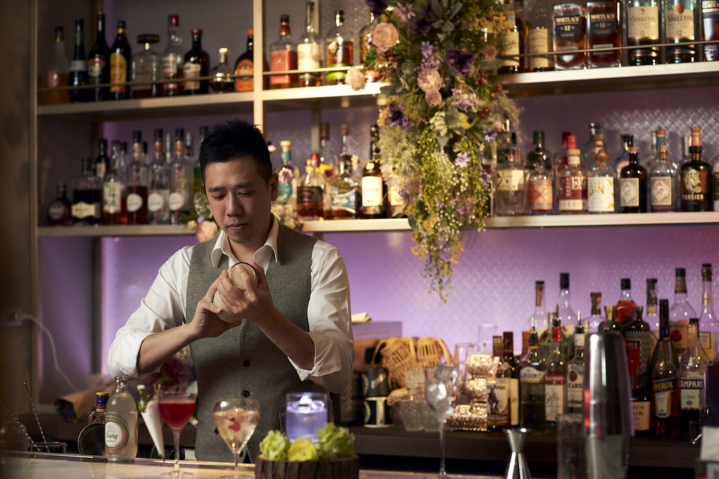 【新聞圖片】Bar Mood Taipei 吧沐主理人 Nick Wu 吳盈憲聯手風格花藝品牌 &Grace Flower進行跨界合作，將調酒結合花藝設計（二）