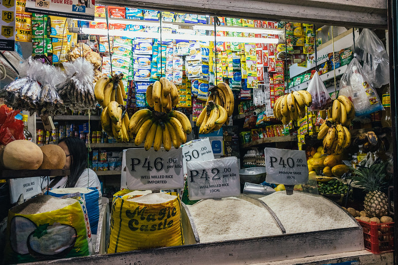 small sari sari store with rice, bananas, and single serving sachets of food flavoring<br/>© <a href="https://flickr.com/people/37837114@N00" target="_blank" rel="nofollow">37837114@N00</a> (<a href="https://flickr.com/photo.gne?id=52614090071" target="_blank" rel="nofollow">Flickr</a>)