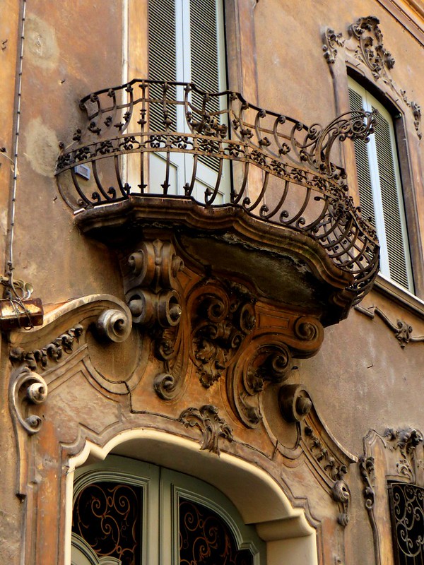Au hasard des rues, balcon baroque, Mantoue, province de Mantoue, Lombardie, Italie.<br/>© <a href="https://flickr.com/people/50879678@N03" target="_blank" rel="nofollow">50879678@N03</a> (<a href="https://flickr.com/photo.gne?id=52615002054" target="_blank" rel="nofollow">Flickr</a>)