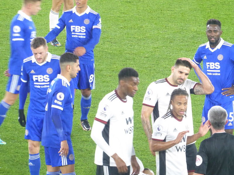 Fulham players argue with the referee<br/>© <a href="https://flickr.com/people/79613854@N05" target="_blank" rel="nofollow">79613854@N05</a> (<a href="https://flickr.com/photo.gne?id=52615374966" target="_blank" rel="nofollow">Flickr</a>)