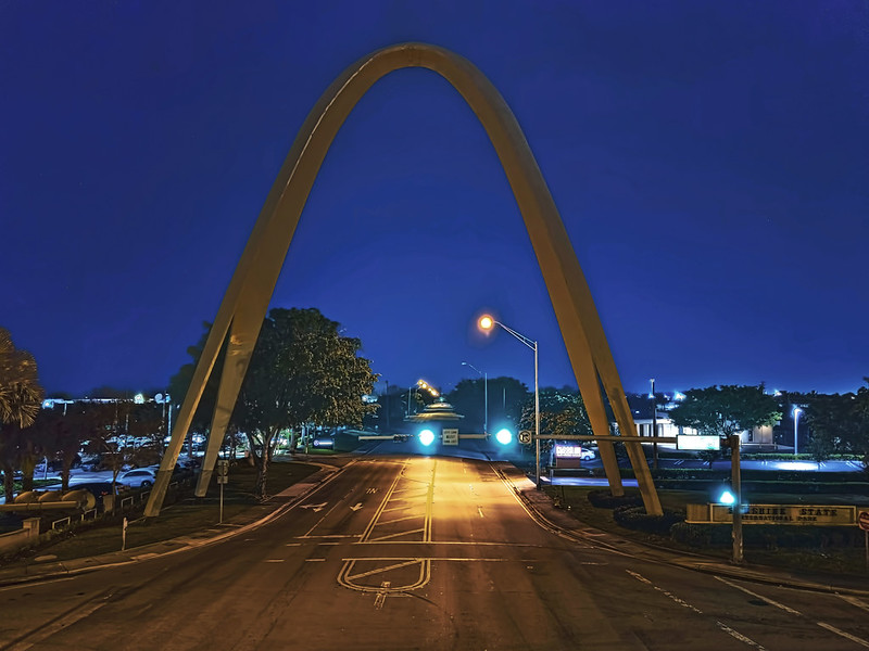 Sunshine State Arch, NW 13th Avenue and NW 167th Street, Miami Gardens, Florida, USA / Built: 1964 / Designed by: Walter C. Harry / Added to NRHP: May 19, 2014<br/>© <a href="https://flickr.com/people/126251698@N03" target="_blank" rel="nofollow">126251698@N03</a> (<a href="https://flickr.com/photo.gne?id=52623522663" target="_blank" rel="nofollow">Flickr</a>)