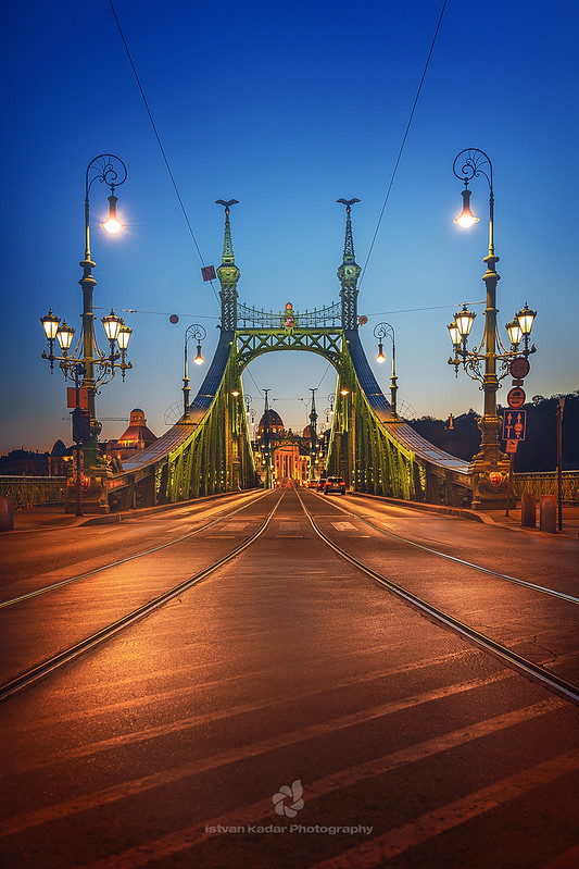 Liberty Bridge, Budapest, Hungary<br/>© <a href="https://flickr.com/people/18023272@N00" target="_blank" rel="nofollow">18023272@N00</a> (<a href="https://flickr.com/photo.gne?id=52624330598" target="_blank" rel="nofollow">Flickr</a>)
