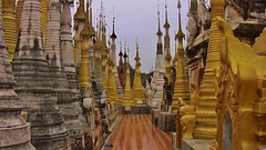 MYANMAR,Burma , am Rande des Inle-Sees, uriger buddhistischer  Pagodenwald mit Grabmal-Stupas von  Indein (Inthein,In-Dein),  Stupas ohne Ende,  21369