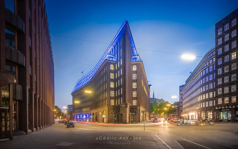 Chilehaus building in Hamburg at blue hour<br/>© <a href="https://flickr.com/people/166504388@N08" target="_blank" rel="nofollow">166504388@N08</a> (<a href="https://flickr.com/photo.gne?id=52635261219" target="_blank" rel="nofollow">Flickr</a>)