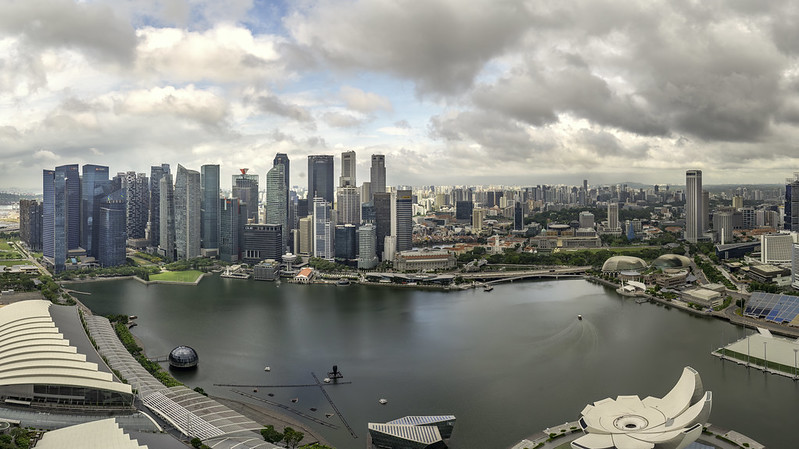 Singapore Skyline Pano<br/>© <a href="https://flickr.com/people/25994583@N06" target="_blank" rel="nofollow">25994583@N06</a> (<a href="https://flickr.com/photo.gne?id=52640426697" target="_blank" rel="nofollow">Flickr</a>)