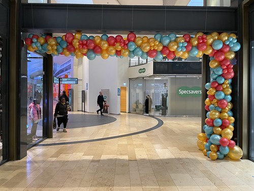 Organische Ballonboog Opening Winkelcentrum Zuidplein Rotterdam