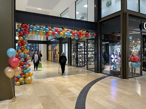 Organische Ballonboog en Tafeldecoratie 6ballonnen Opening Winkelcentrum Zuidplein Rotterdam