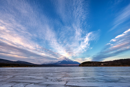 Morning at Lake Yamanaka, frozen over