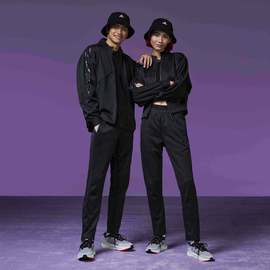 3. adidas Sportswear系列從舒適性和風格出發，透過簡單的剪裁和黑、紫兩色的簡約配色，適合作為情侶裝的穿搭選擇。
