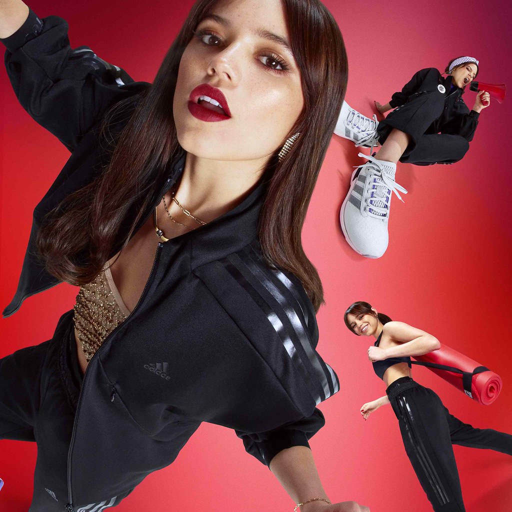 1. adidas再掀經典條紋運動套裝熱潮，攜手全球人氣偶像 星期三Jenna Ortega揪Z世代「自在 做你」！