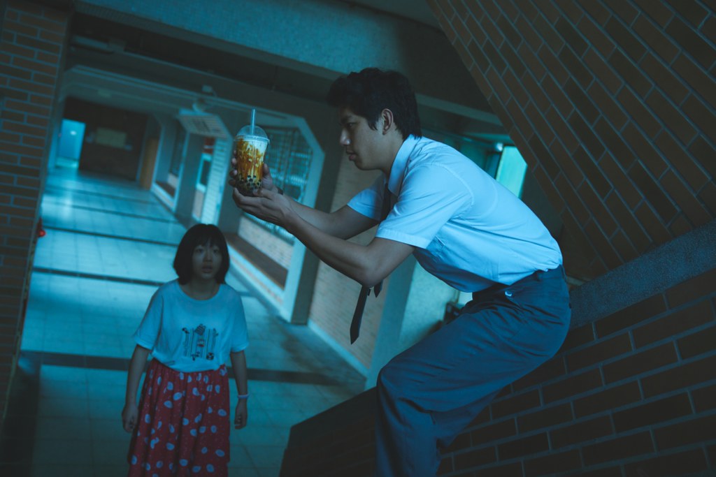 朱軒洋在電影《黑的教育》以珍珠奶茶誘惑單純少女。（禾豐九路提供）