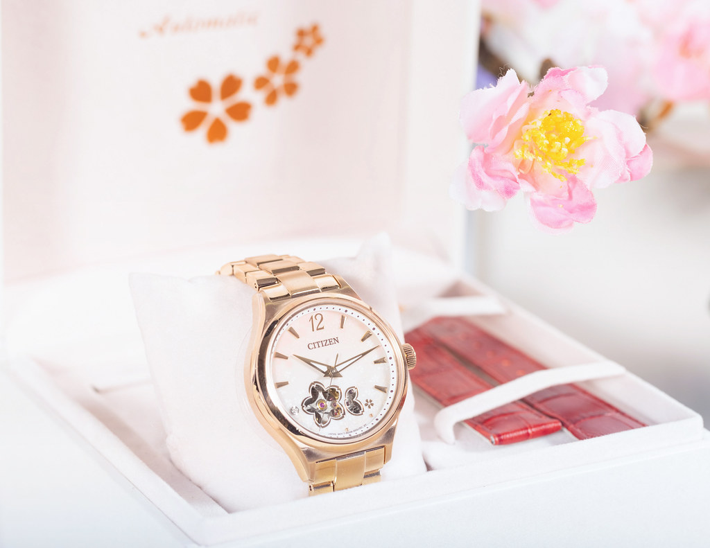 亞洲限定櫻花機械錶PC1017-61Y附上紅色小牛皮錶帶，為腕錶搭出不同的熱情與優雅。