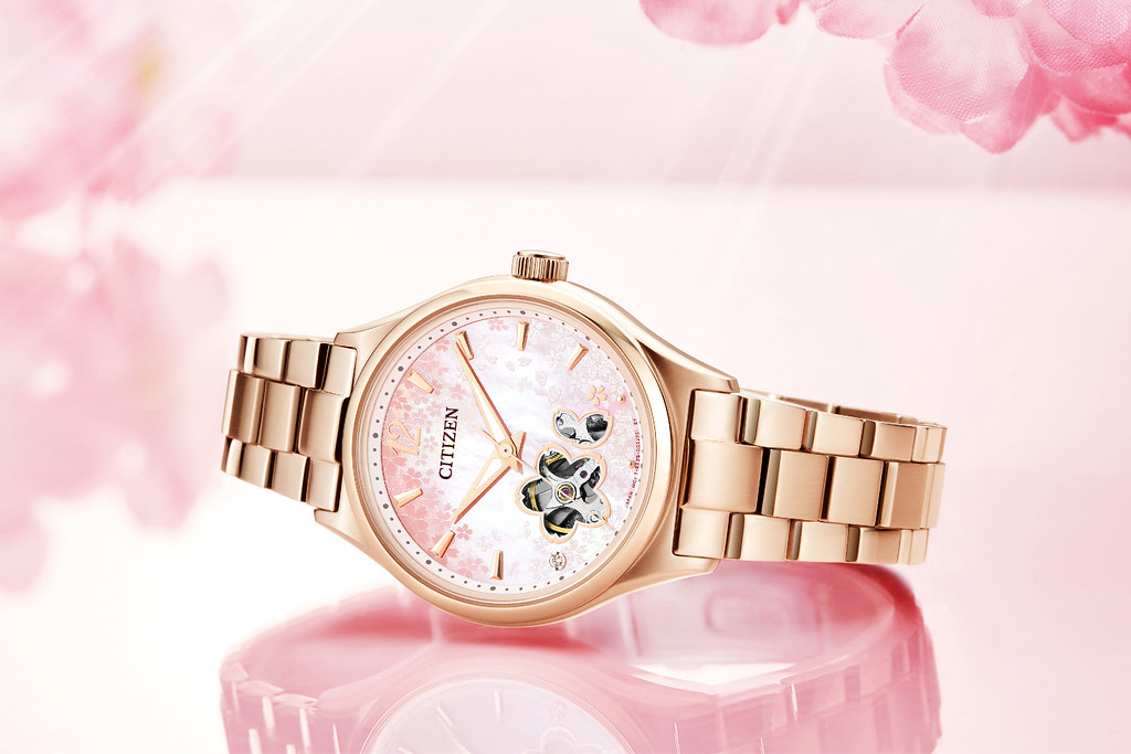 亞洲限定櫻花機械錶PC1017-61Y以獨特的櫻花造型開芯設計，展現最真誠浪漫的心意。