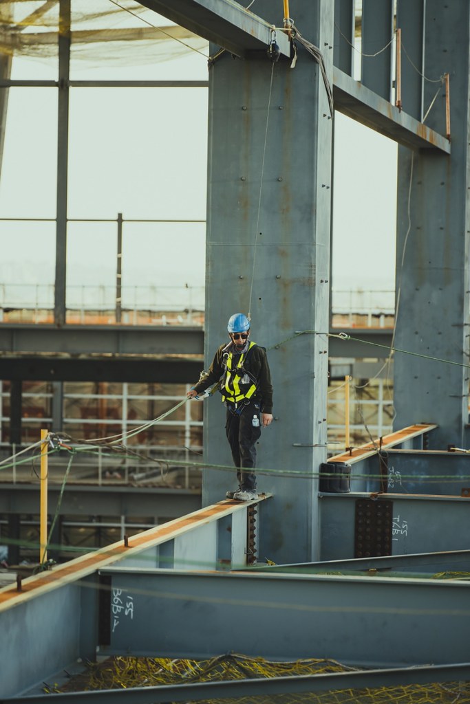 柯叔元在《做工的人 電影版》挑戰工地8層樓高空行走，坦言走的時候腿軟發抖。（圖／大慕影藝、華映娛樂提供 ）