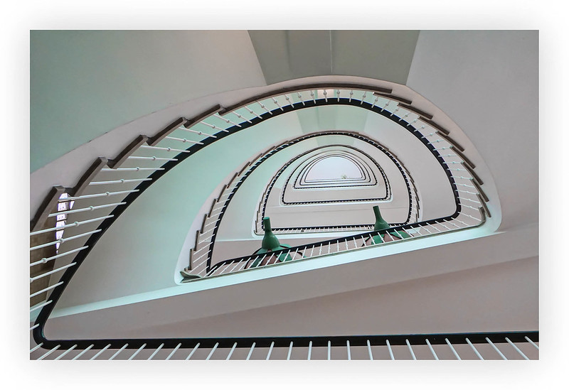 staircase<br/>© <a href="https://flickr.com/people/89576501@N05" target="_blank" rel="nofollow">89576501@N05</a> (<a href="https://flickr.com/photo.gne?id=52688734045" target="_blank" rel="nofollow">Flickr</a>)