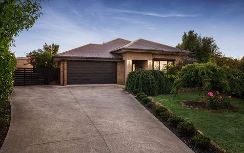 11 Francis Cl, Romsey VIC 3434