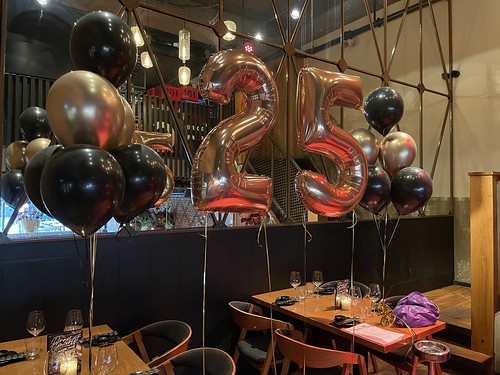 Table Decoration 6 balloons Foilballoon Number 25 Birthday Cafe in the City Rotterdam