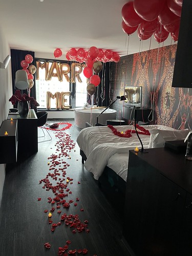 Ground Decoration 5 balloons Helium Balloons Foilballoon Letters MARRY ME Marriage Proposal Waterfront Spa Room Mainport Hotel Rotterdam