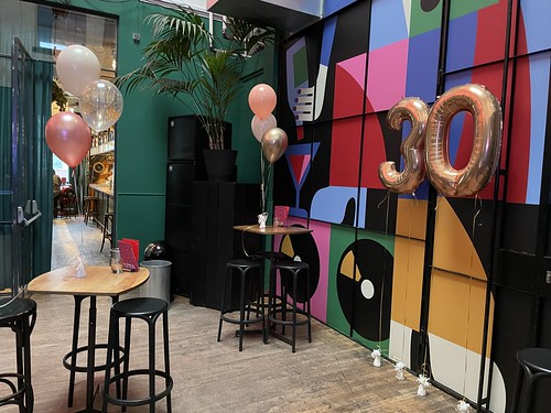 Table Decoration 3 balloons Foilballoon Number 30 Birthday Nieuw Rotterdams Cafe NRC Rotterdam