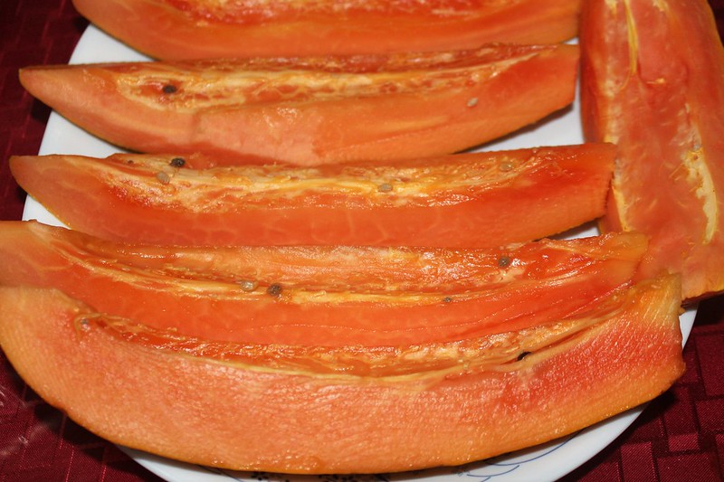SLICES OF PAPAYA<br/>© <a href="https://flickr.com/people/9060404@N06" target="_blank" rel="nofollow">9060404@N06</a> (<a href="https://flickr.com/photo.gne?id=52724338217" target="_blank" rel="nofollow">Flickr</a>)
