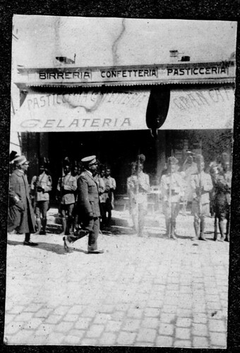 Italo Balbo e truppe coloniali con sfondo di Pasticceria Tripolina