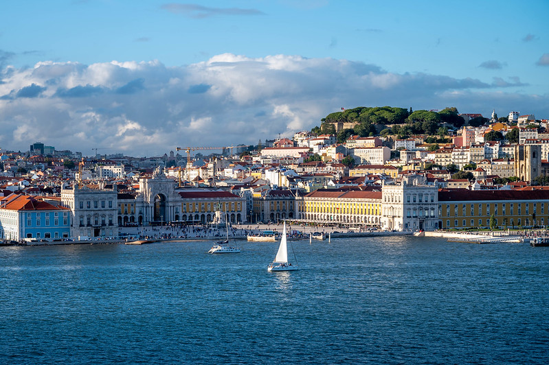 Central Lisbon and Lisbon Castle from the Tagus River<br/>© <a href="https://flickr.com/people/31166288@N00" target="_blank" rel="nofollow">31166288@N00</a> (<a href="https://flickr.com/photo.gne?id=52732002048" target="_blank" rel="nofollow">Flickr</a>)
