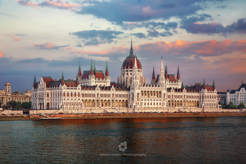 Hungarian Parliament Building<br/>© <a href="https://flickr.com/people/18023272@N00" target="_blank" rel="nofollow">18023272@N00</a> (<a href="https://flickr.com/photo.gne?id=52750929938" target="_blank" rel="nofollow">Flickr</a>)