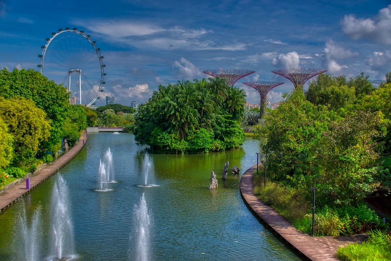 Gardens by the Bay with lake, fountains and super trees in Singapore<br/>© <a href="https://flickr.com/people/8136604@N05" target="_blank" rel="nofollow">8136604@N05</a> (<a href="https://flickr.com/photo.gne?id=52754356799" target="_blank" rel="nofollow">Flickr</a>)