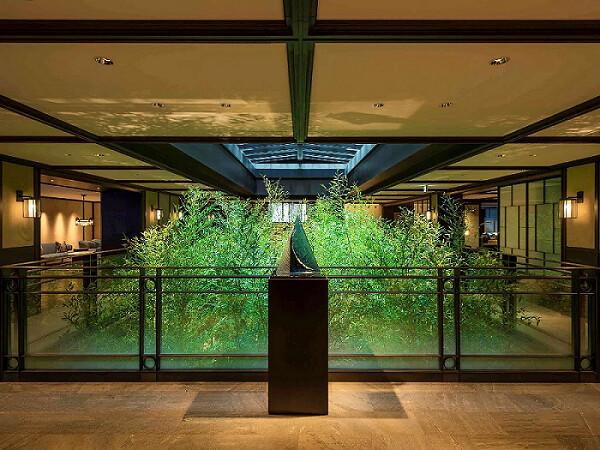 (圖1) 於2022年剛開幕就大受好評的「Dhawa京都悠洛」，中庭設有挑高二層樓的竹林造景